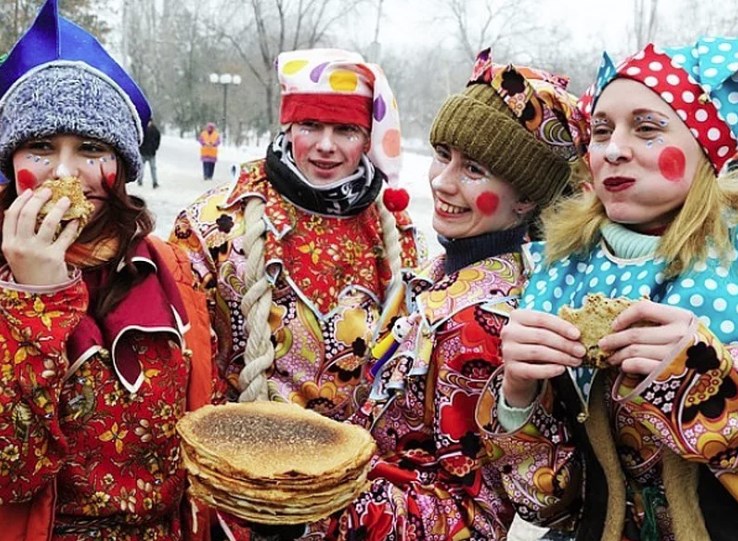 Жители и гости района Ясенево отметили веселый народный праздник Масленицы на площадке между ул. Тарусская и ул. Ясногорская